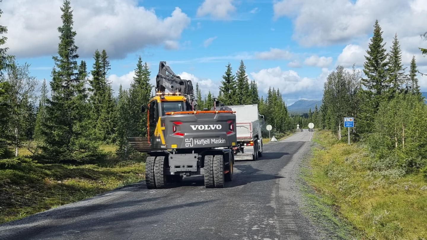 Gravemaskin i steinbrudd for Dalan Grus