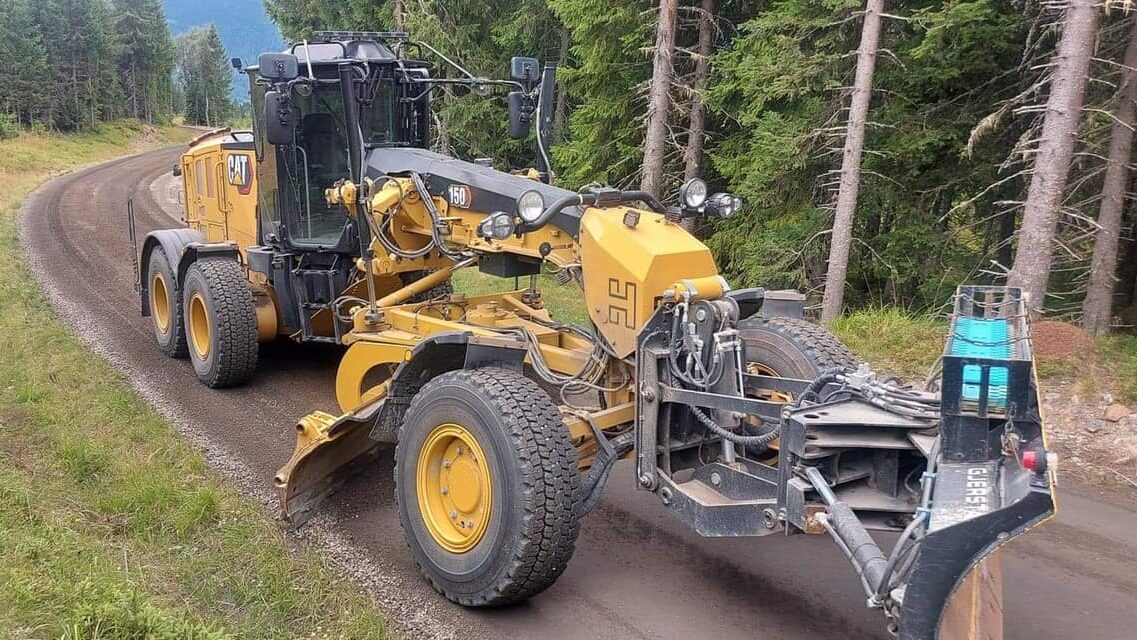 Veghøvel i arbeid på grusveg