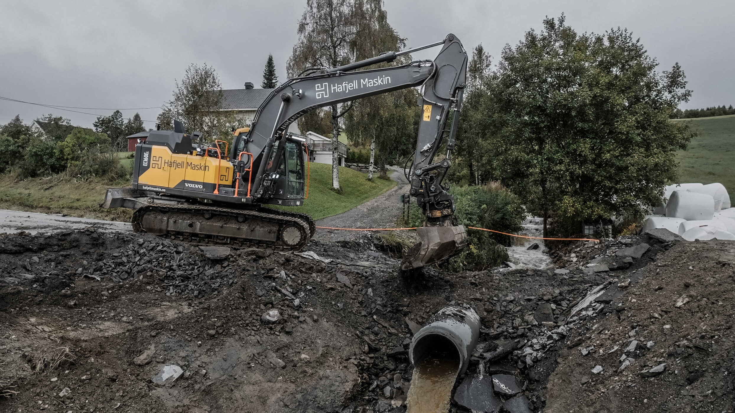 Hafjell Maskin gravemaskin i arbeid ved flomskadd bekk